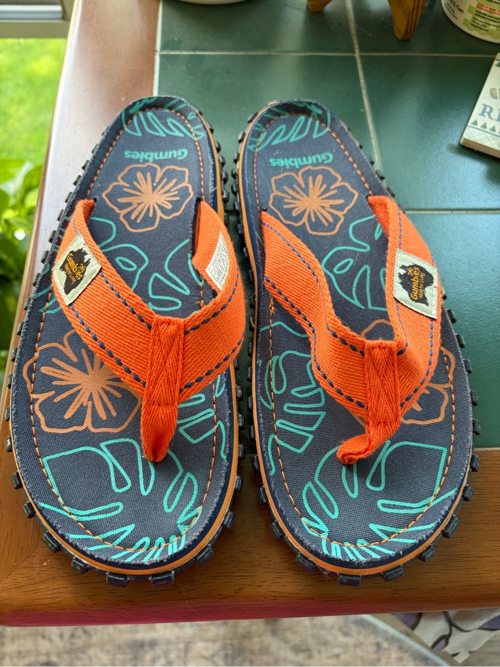 Woman’s size 9/10 gumbies . Great for beach or boating